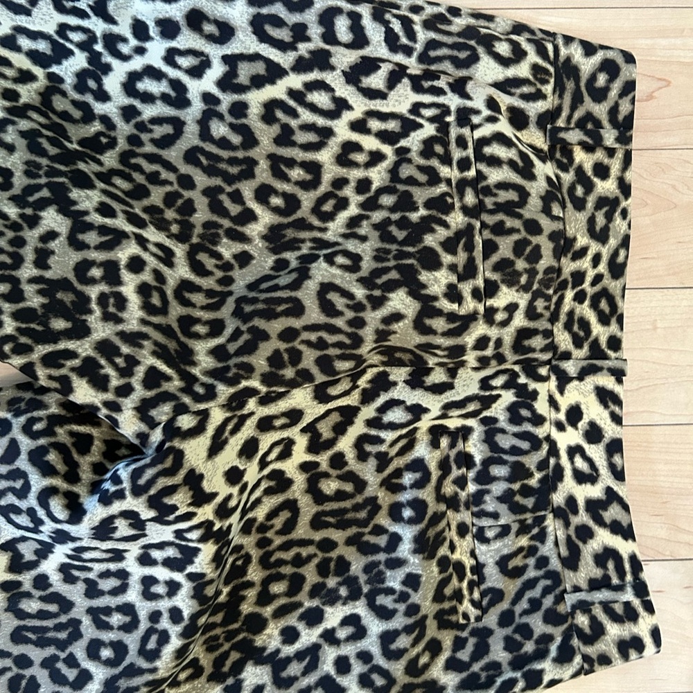 Fun animal print pants 🐅 - Picture 4 of 5